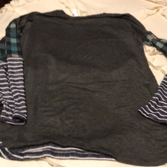 Size XL gray/blue/green multi top by Celeste - Picture 5 of 5